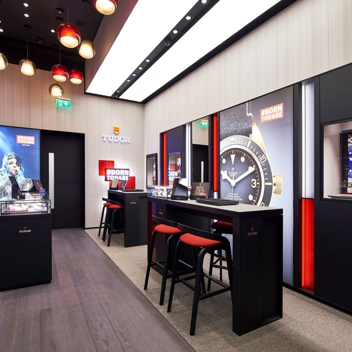 527 Tudor Westfield London 05V1